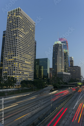 Ciudad actual con edificios y trafico photo