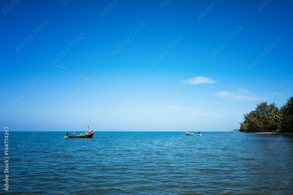 Naklejka premium Blue and fisher boat with blue sky