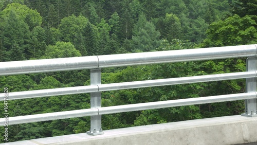 真新しい銀色の欄干 森に架かる橋
