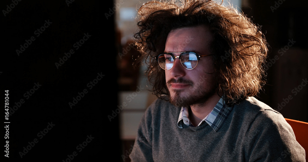 Obraz premium man working on computer in dark office