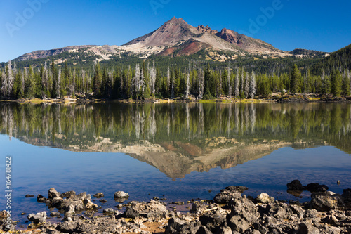 Fototapeta Góry o poranku z odbiciem w lustrze wody