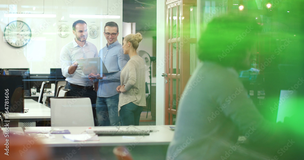 Obraz premium Startup Business Team At A Meeting at modern office building