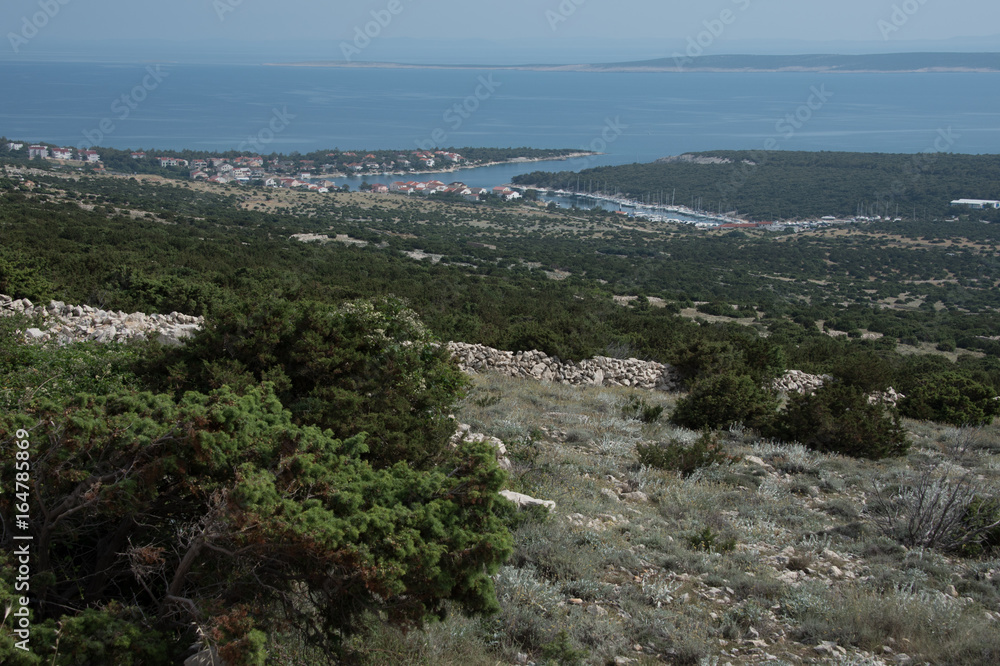Vue du port de Simuni sur l'île de Pag en Croatie