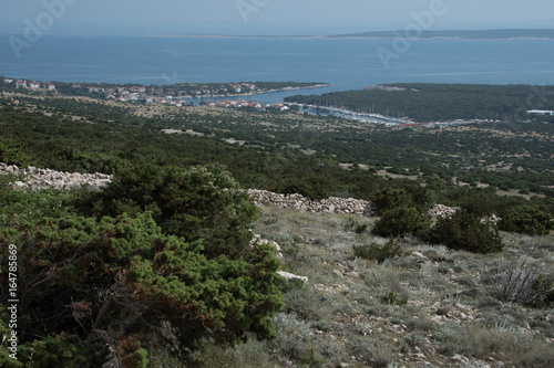 Vue du port de Simuni sur l'île de Pag en Croatie