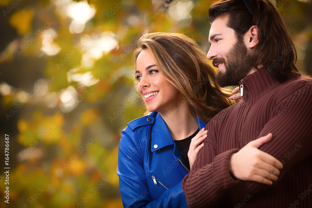 Obraz premium Cute couple hanging out in the park.