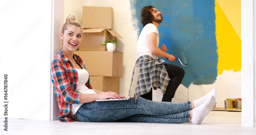 Fotografie Happy couple doing home renovations