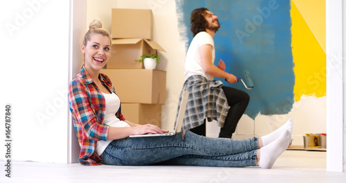 Fotografie Happy couple doing home renovations