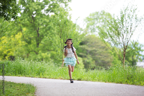 人物 日本人 東洋人 アジア人 1人 小学生 可愛い 子供 女子 女の子 少女 屋外 公園 野山 自然 遊歩道 コピースペース 暮らし ライフスタイル リラックス 日常 生活 帰り道 ランドセル 登校 下校 防犯ブザー 防犯 犯罪 安全 安心 帰宅 不審者 危ない セーフティ 助け 呼ぶ