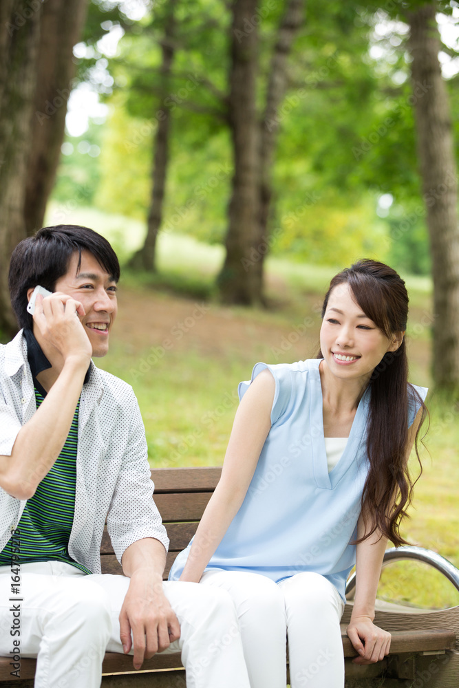 ベンチに座る夫婦 ベンチに座る夫婦