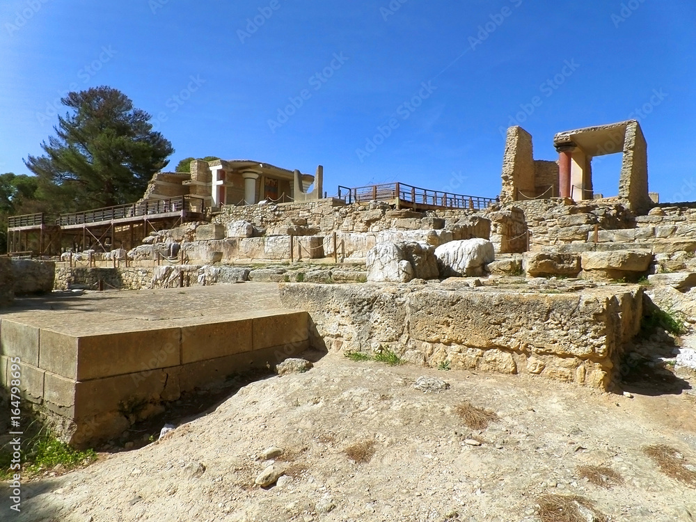 Obraz premium South Entrance of the Palace of Knossos under vivid blue sky, Crete Island, Greece
