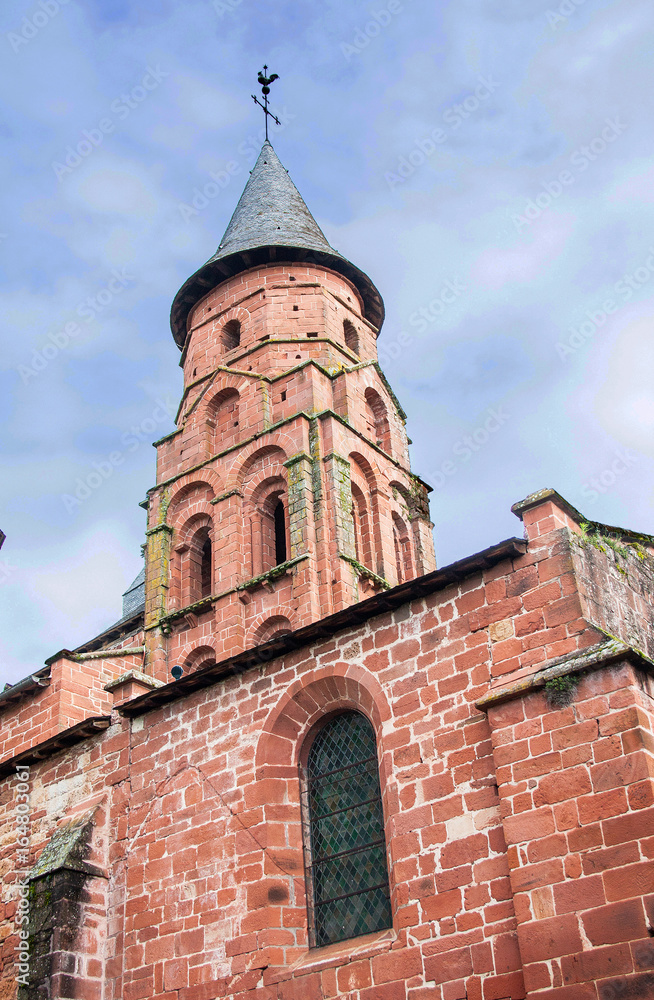 Fototapeta premium Collonges la rouge, extérieur de l'église saint Pierre, Corrèze, Nouvelle Aquitaine
