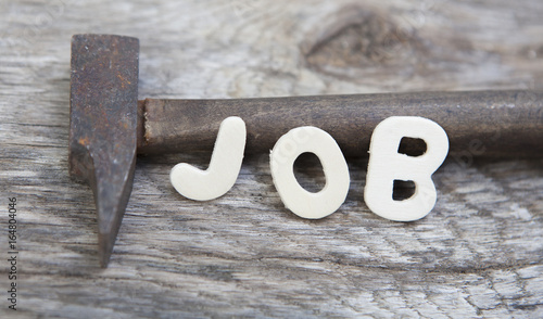 mot job et marteau de bois