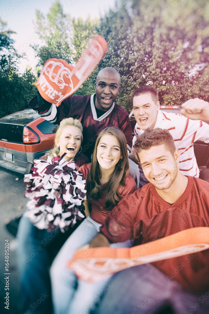 Obraz premium Tailgating: Modern College Students Yelling For Football Team