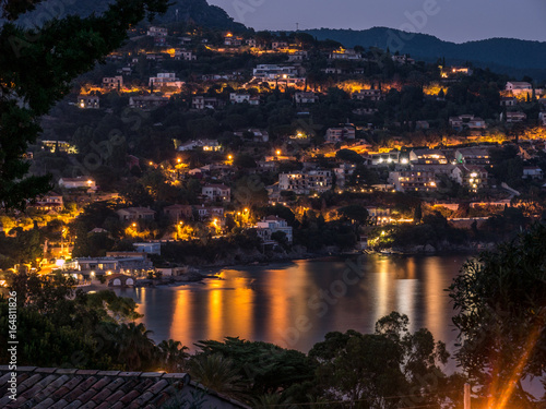 Meeresbucht bei Nacht