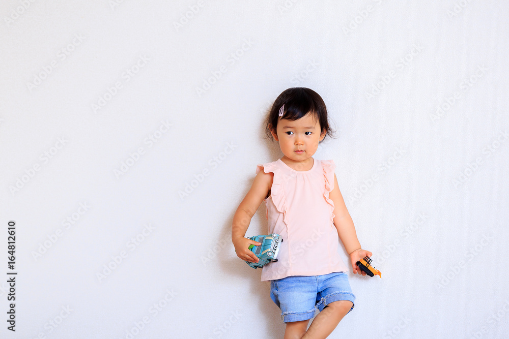 屋内で遊ぶかわいい子供 屋内で遊ぶかわいい子供
