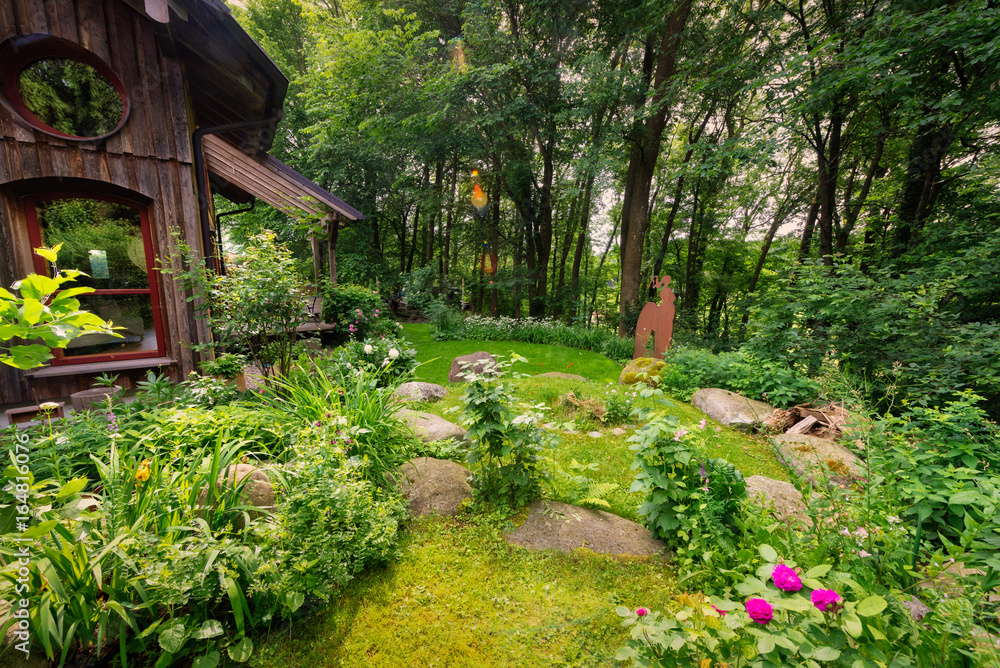 Traumhaftes Holzhaus mit natürlich gestalteten Garten Traumhaftes Holzhaus mit natürlich gestalteten Garten