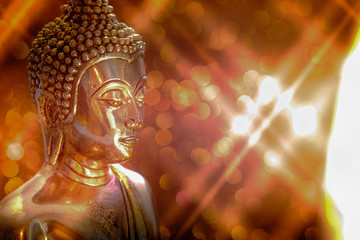 Rollo Buddha Buddha Statue mit Bokeh Lichtern  © iphotothailand