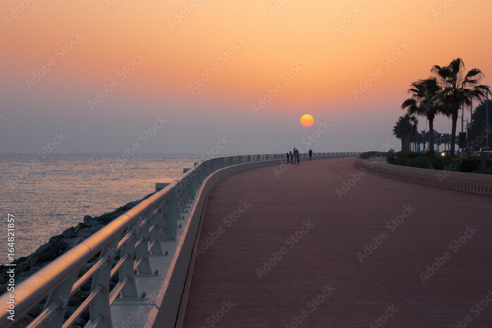Dubai - The promenade of Palm Island at the sunset.