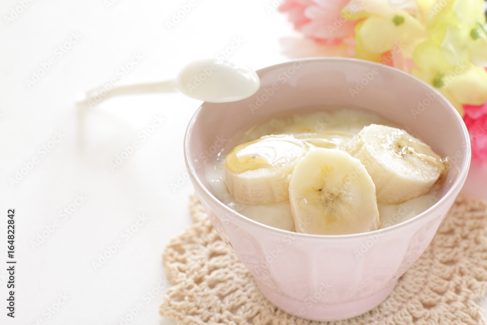 Honey and yogurt for healthy dessert image Honey and yogurt for healthy dessert image