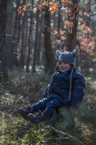 chłopczyk w lesie photo