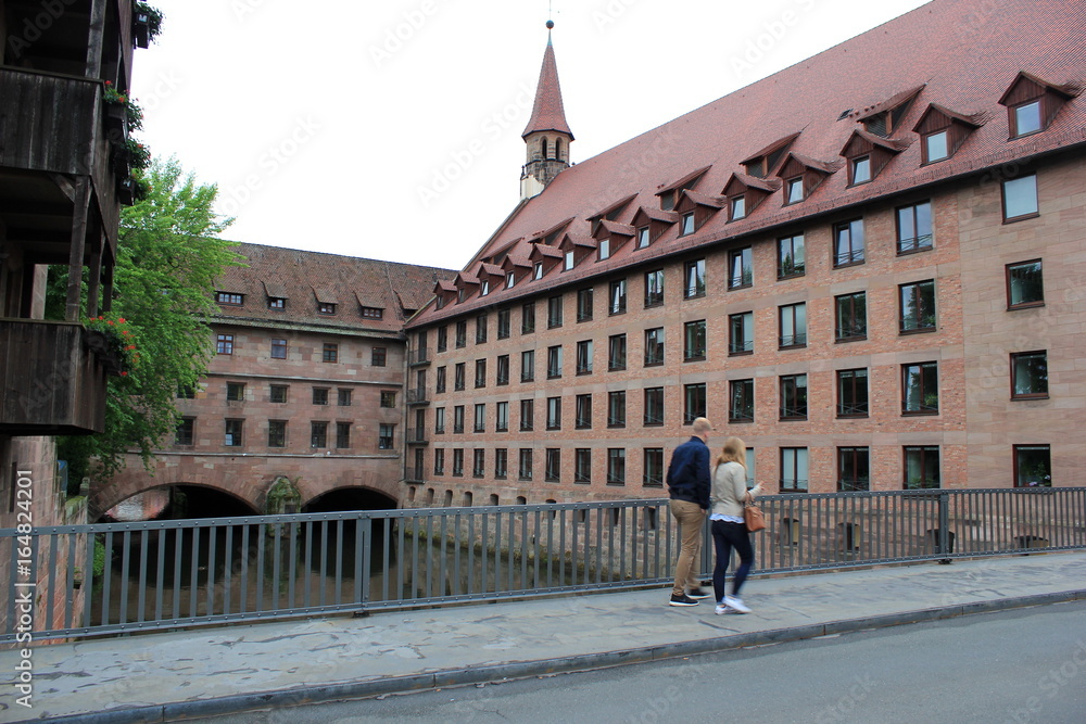 Wahrzeichen Deutschlands: das Heilig-Geist-Spital in der Altstadt von Nürnberg