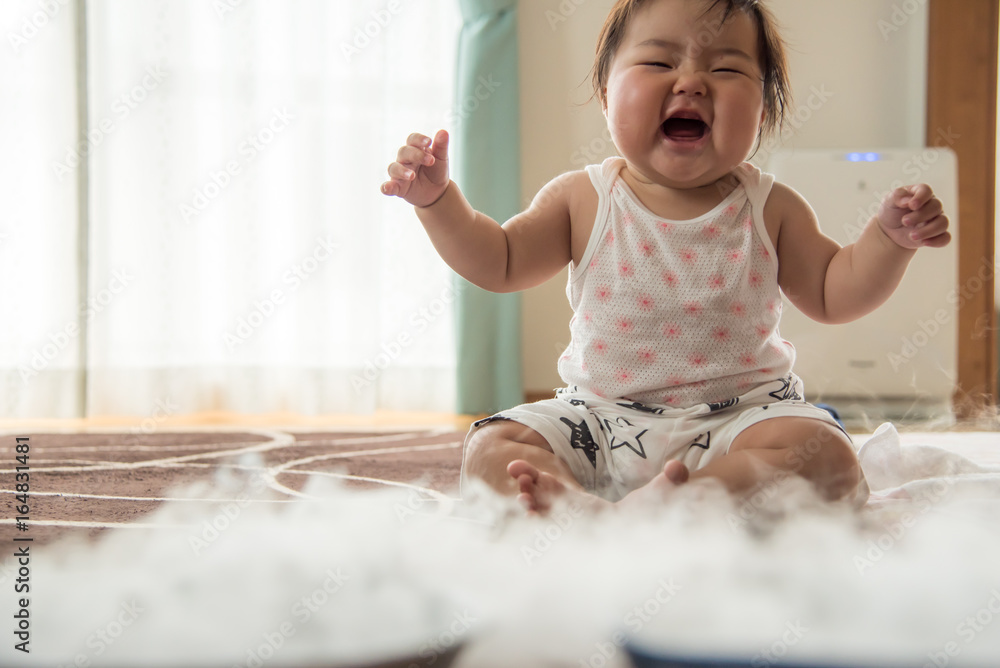 ドライアイスの白い煙で遊ぶ赤ちゃん Stock 写真 Adobe Stock