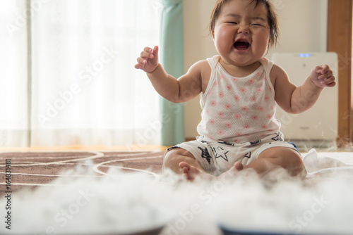 ドライアイスの白い煙で遊ぶ赤ちゃん Stock 写真 Adobe Stock