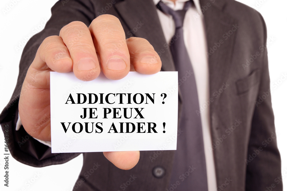 Homme tenant une carte avec addiction je peux vous aider écrit dessus Homme tenant une carte avec addiction je peux vous aider écrit dessus
