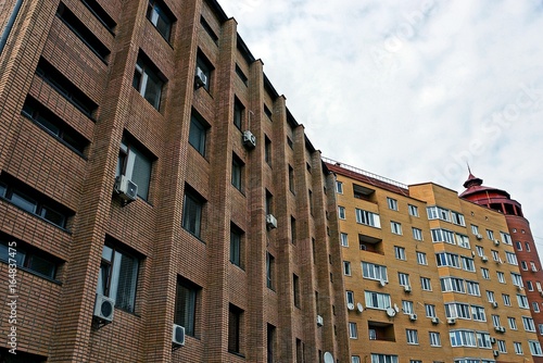 городская улица с коричневыми жилыми домами,балконами и окнами 