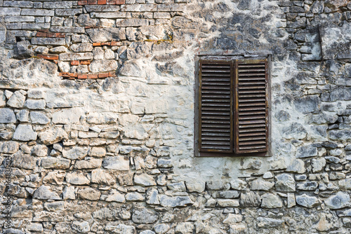 Alte Ziegelwand mit alten Fenster als Hintergrund