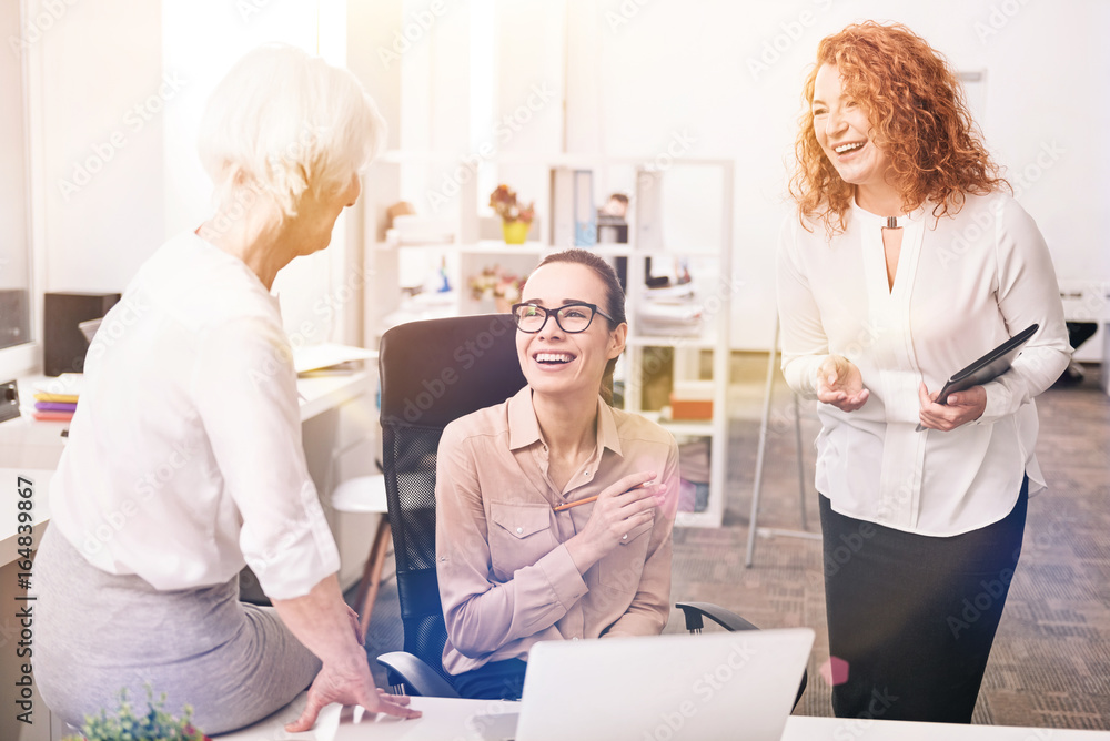 Obraz premium Lovely emotional women taking pleasure in conversation