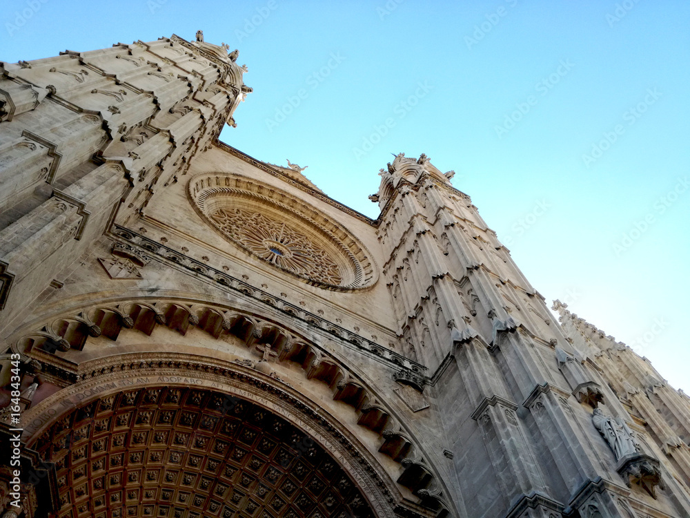 Puerta y fachada de una catedral románica desde otro punto de vista