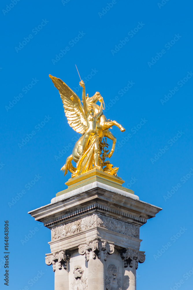 Obraz premium Paris, pont Alexandre III, golden statue on the bridge 