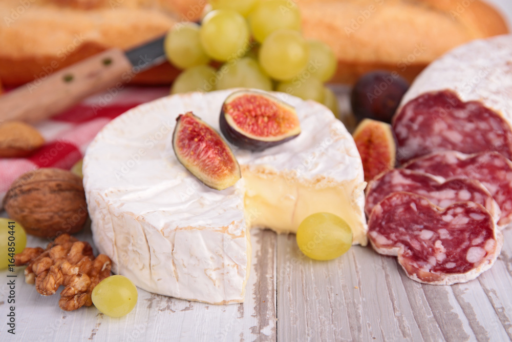 camember with fig and grape