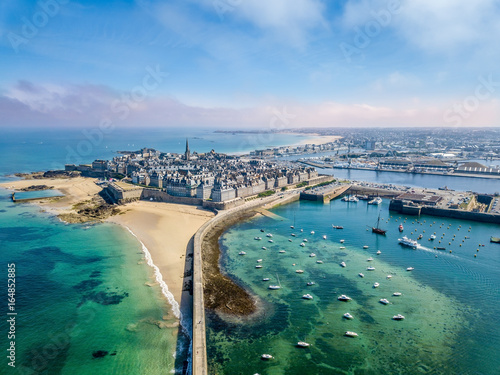 Tela Aerial view of the beautiful city of Privateers on sunset- Saint Malo in Brittan