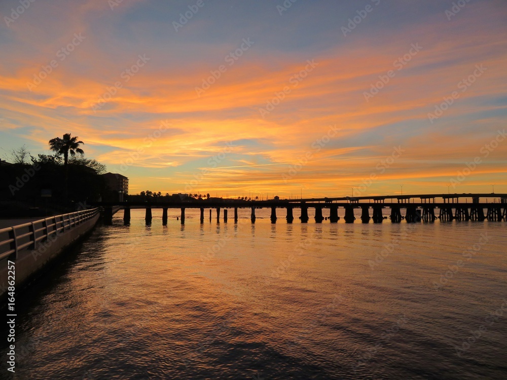 Fototapeta premium Sun setting at River walk along the Manatee River in Bradenton Florida