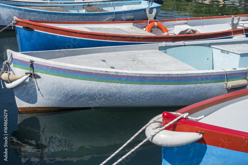 Boote im Hafen von Garda, Italien