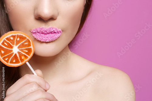 Beautiful young woman holdi...
