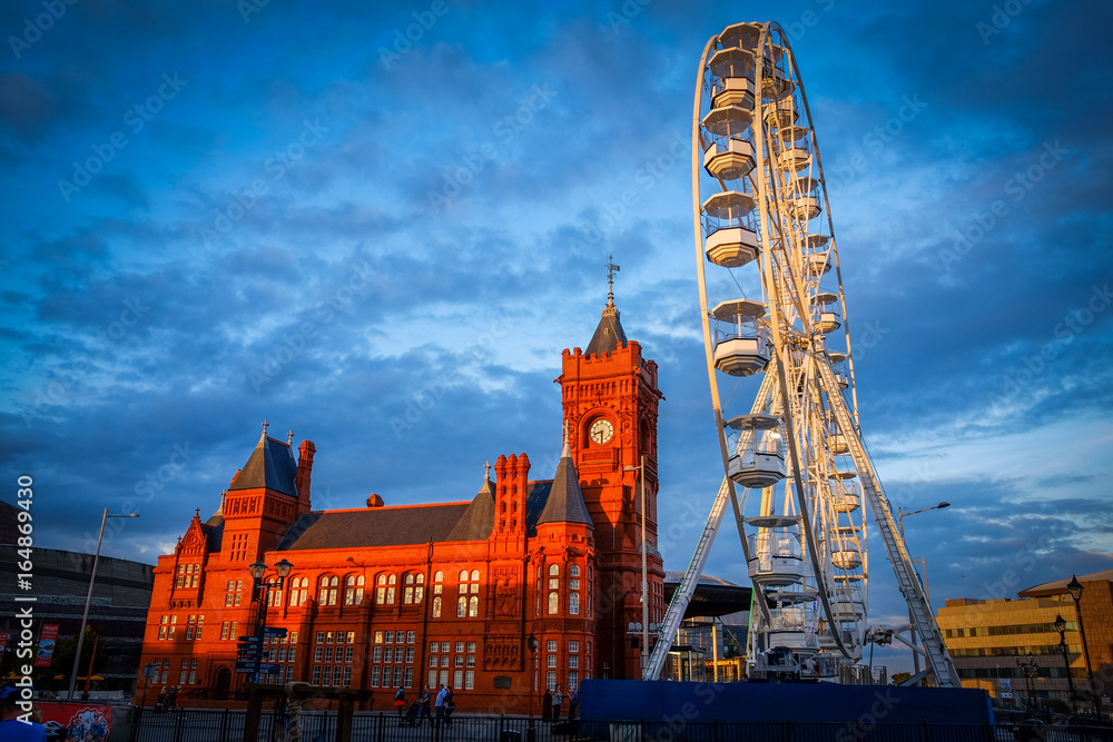 Naklejka premium Cardiff Bay at sunset with Ferris Wheel