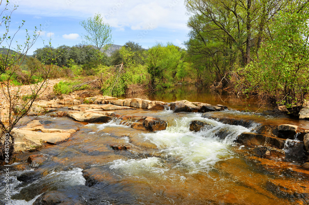 Río Robledillo en el Parque Natural del Valle de Alcudia y Sierra Madrona, provincia de Ciudad Real, España Río Robledillo en el Parque Natural del Valle de Alcudia y Sierra Madrona, provincia de Ciudad Real, España