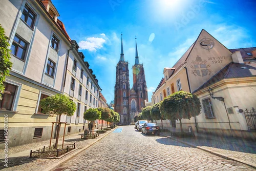 Naklejka na ścianę Wrocław, Polska - 18 lipca 2017: Stare Miasto we Wrocławiu. Wyspa Katedralna (Ostrów Tumski) to najstarsza część miasta. Historyczne budynki w letni dzień. Stolica Dolnego Śląska, Polska, Europa.