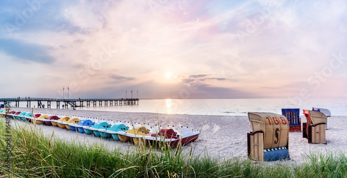 Fototapeta Naklejka Na Ścianę i Meble -  Bunte Tretboote im Sonnenuntergang, Weißenhäuser Strand, Ostsee