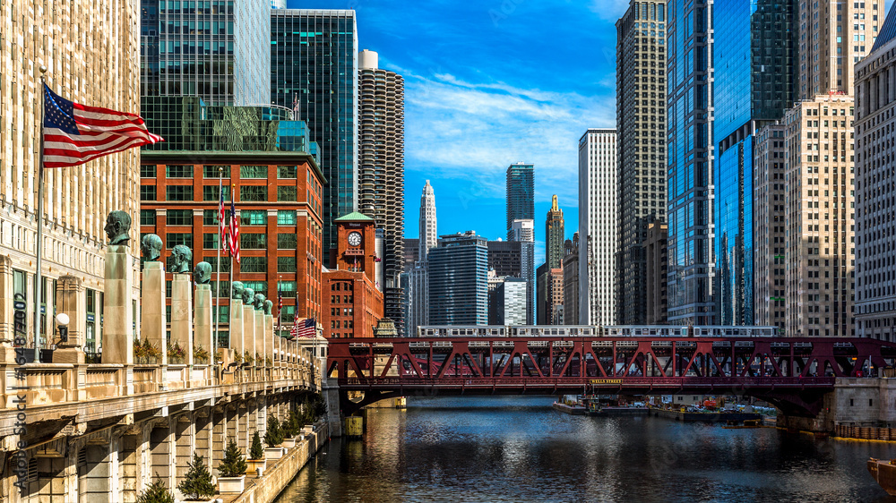 Obraz premium Chicago widziane z mostu przy Franklin Street
