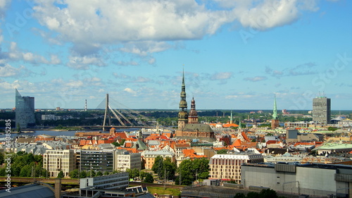 sonniges weites Stadtpanorama von Riga mit Markthallen und Br  cken   ber Fluss Daugava