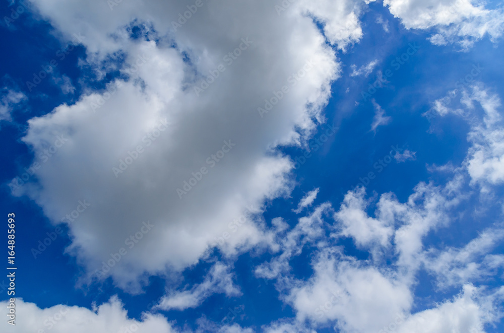 Obraz premium White clouds in deep blue sky