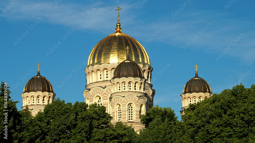 russisch-orthodoxe Kathedrale mit Kuppeln in Riga vor tiefblauem Himmel