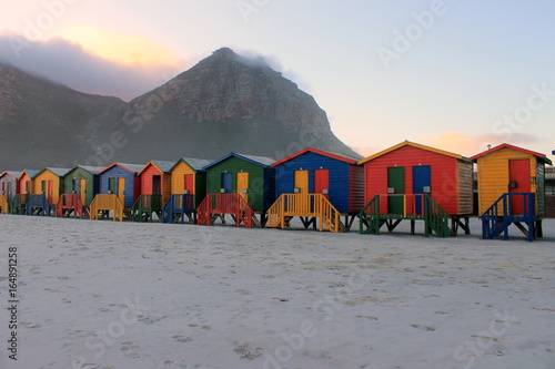 Cabanes de plage au cap en Afrique du Sud entre océan et  montagne