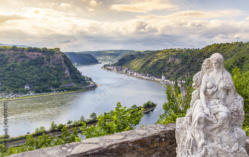 Loreley Figur und Rheintal Landschaft in  Sankt Goarshausen Deutschland