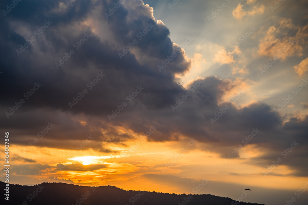 Obraz premium Colorful dramatic sky with dark clouds