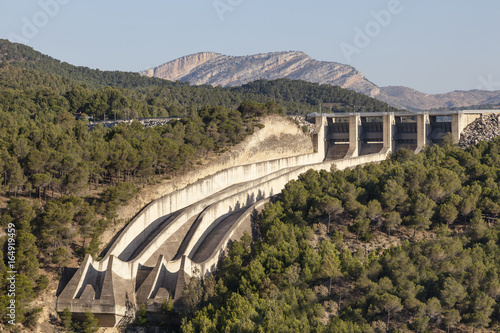 Overflow channels af a dam